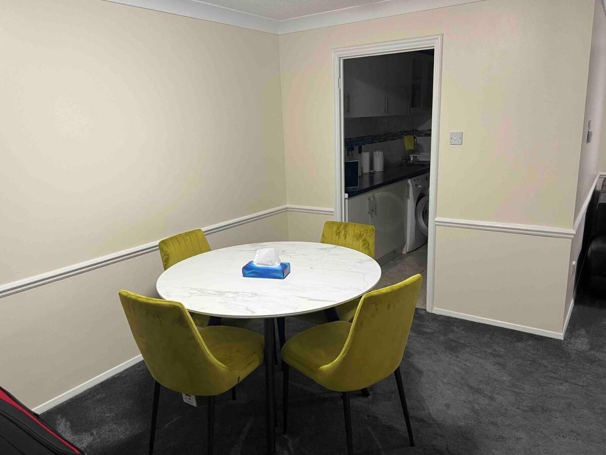 3 Bedroom Mid Terraced House Grays Exterior photo